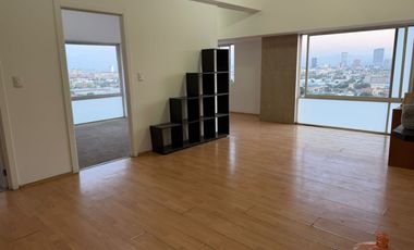Renta departamento con excelente ubicación en 