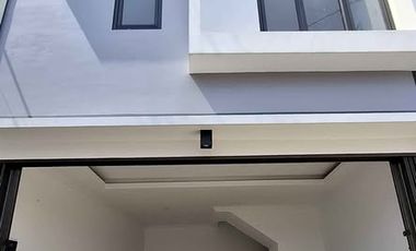 Ruko disewakan,bangunan 3 lantai, starategis di cisalak  cimanggis depok