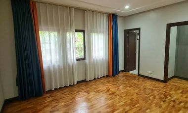 5 BR House & Lot with Swimming Pool at Urdaneta Village