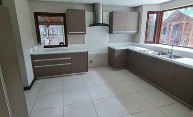 5 BR House & Lot with Swimming Pool at Urdaneta Village