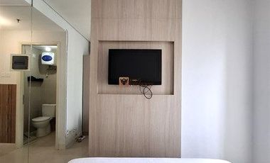 Disewa Studio Madison Park Furnished MInimalis Rapi – Dekat Central Park, Apl Tower, Ukrida Untar, Fasilitas Kolam Renang, Gym, Billiard, Sky Garden