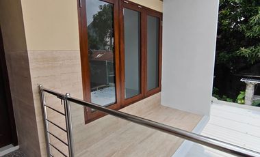 RUMAH MEWAH BARU FURNISHED STRATEGIS SUMBER BANJARSARI SOLO SURAKARTA