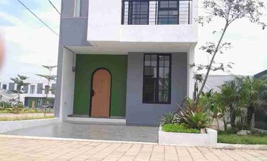 Di jual rumah 2 lantai di cibubur