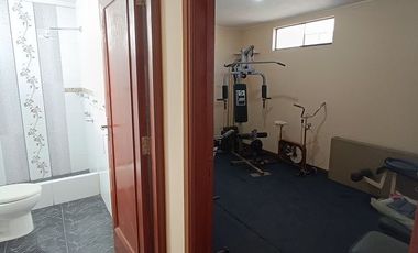 ¿Buscas una casa espaciosa y completa cerca de Av. Constructores y Flora Tristán, La Molina?