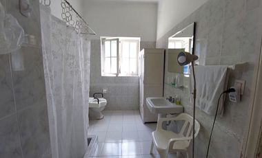 ¿Buscas una casa única y remodelada en una ubicación privilegiada cerca de las embajadas de Rumania y España en San Isidro?