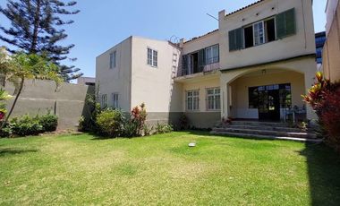 ¿Buscas una casa única y remodelada en una ubicación privilegiada cerca de las embajadas de Rumania y España en San Isidro?