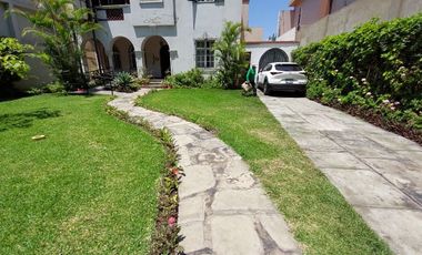 ¿Buscas una casa única y remodelada en una ubicación privilegiada cerca de las embajadas de Rumania y España en San Isidro?