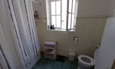 ¿Buscas una casa única y remodelada en una ubicación privilegiada cerca de las embajadas de Rumania y España en San Isidro?