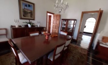 ¿Buscas una casa única y remodelada en una ubicación privilegiada cerca de las embajadas de Rumania y España en San Isidro?