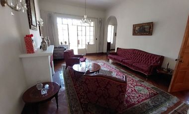 ¿Buscas una casa única y remodelada en una ubicación privilegiada cerca de las embajadas de Rumania y España en San Isidro?