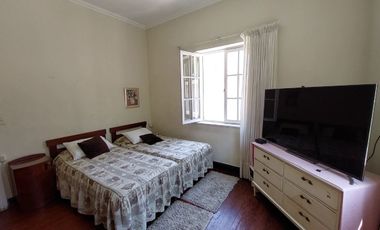 ¿Buscas una casa única y remodelada en una ubicación privilegiada cerca de las embajadas de Rumania y España en San Isidro?