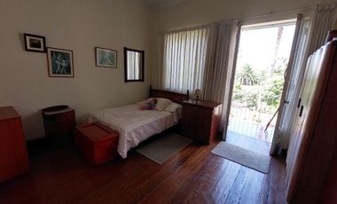 ¿Buscas una casa única y remodelada en una ubicación privilegiada cerca de las embajadas de Rumania y España en San Isidro?