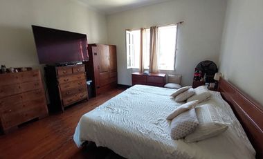 ¿Buscas una casa única y remodelada en una ubicación privilegiada cerca de las embajadas de Rumania y España en San Isidro?