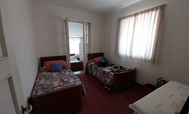 ¿Buscas una casa única y remodelada en una ubicación privilegiada cerca de las embajadas de Rumania y España en San Isidro?