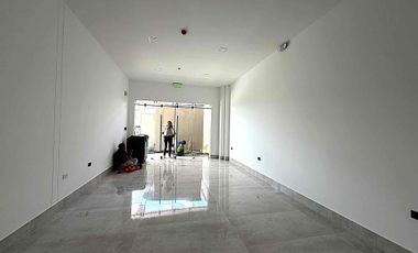 x Estrenar local Comercial 35m más 15 Parqueo