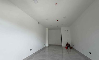 x Estrenar local Comercial 35m más 15 Parqueo