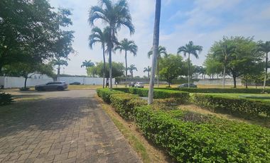 TERRENO ESQUINERO EN VENTA EN PLAZA LAGOS – URBANIZACIÓN LAGOS DEL BATÁN.