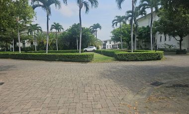 TERRENO ESQUINERO EN VENTA EN PLAZA LAGOS – URBANIZACIÓN LAGOS DEL BATÁN.