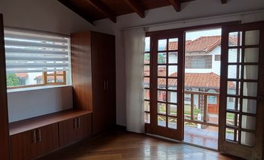 CASA RUSTICA 4 DORMITORIOS CON MASTER EN PLANTA BAJA EN MIRASIERRA VALLE DE LOS CHILLOS