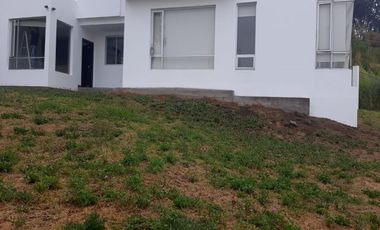Vendo propiedad de 900m2 de terreno y 230m2 de construcción, 1 dormitorio en planta baja