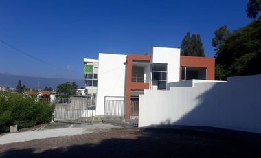Vendo propiedad de 900m2 de terreno y 230m2 de construcción, 1 dormitorio en planta baja