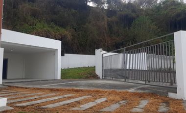 Vendo propiedad de 900m2 de terreno y 230m2 de construcción, 1 dormitorio en planta baja