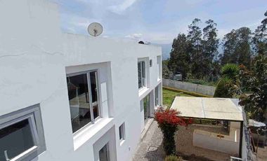 CASA INDEPENDIENTE EN VENTA SECTOR NAYON, QUITO