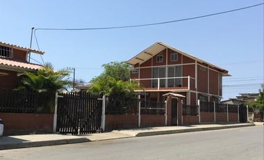 SE VENDE CASA DOS PISOS CERCA AL MAR