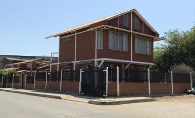SE VENDE CASA DOS PISOS CERCA AL MAR