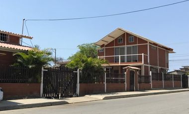 SE VENDE CASA DOS PISOS CERCA AL MAR