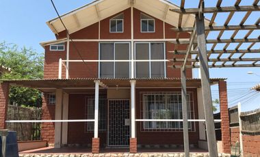 SE VENDE CASA DOS PISOS CERCA AL MAR