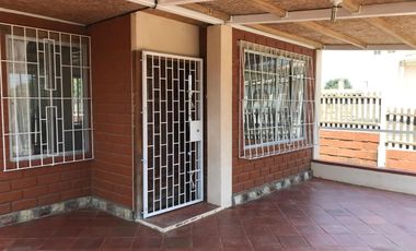 SE VENDE CASA DOS PISOS CERCA AL MAR