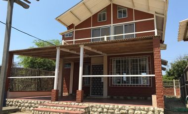 SE VENDE CASA DOS PISOS CERCA AL MAR