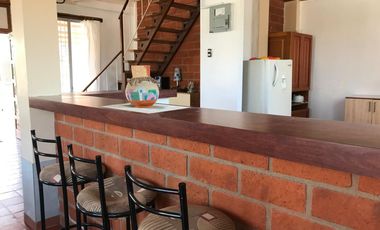 SE VENDE CASA DOS PISOS CERCA AL MAR