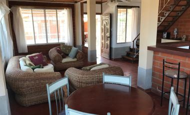 SE VENDE CASA DOS PISOS CERCA AL MAR