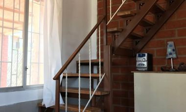 SE VENDE CASA DOS PISOS CERCA AL MAR