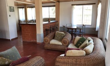 SE VENDE CASA DOS PISOS CERCA AL MAR