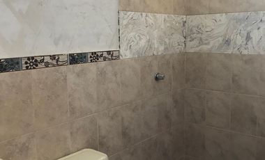 SE VENDE CASA DOS PISOS CERCA AL MAR