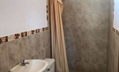 SE VENDE CASA DOS PISOS CERCA AL MAR