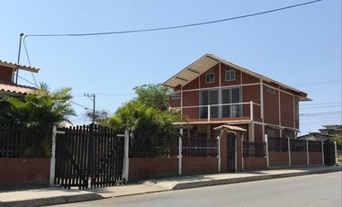 SE VENDE CASA DOS PISOS CERCA AL MAR