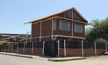 SE VENDE CASA DOS PISOS CERCA AL MAR