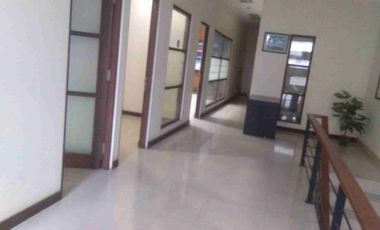 Dijual Cepat Ruko pinggir jalan besar Renon 2 lantai semi furnish