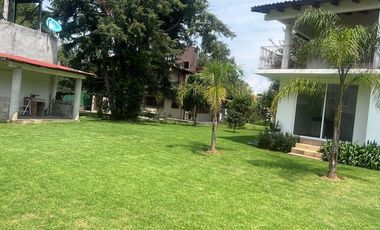 Renta de casa amplia con jardín