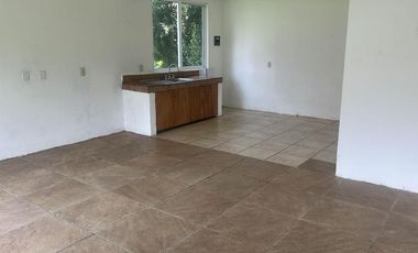 Renta de casa amplia con jardín