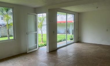 Renta de casa amplia con jardín