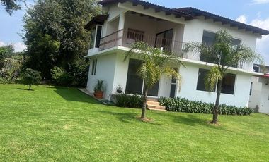 Renta de casa amplia con jardín