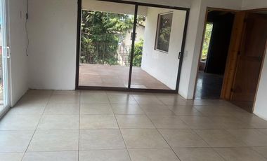 Renta de casa amplia con jardín