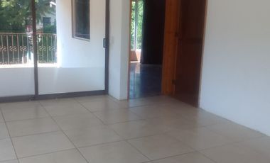 Renta de casa amplia con jardín