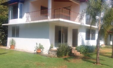 Renta de casa amplia con jardín