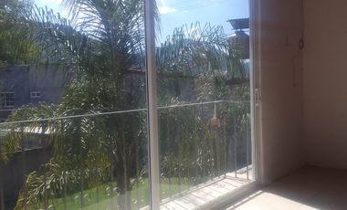 Renta de casa amplia con jardín